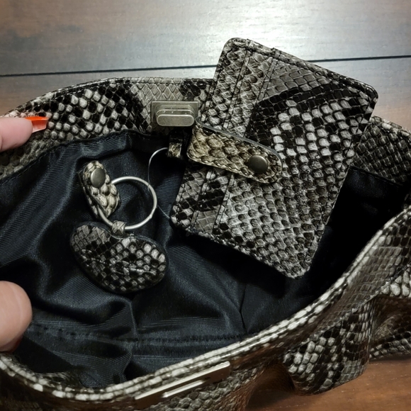 New Jessica Simpson Snakeskin Clutch - Picture 3 of 3